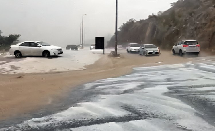 Hail and Torrential Rain Hammer Saudi Arabia, Triggering Flash Flood Alerts