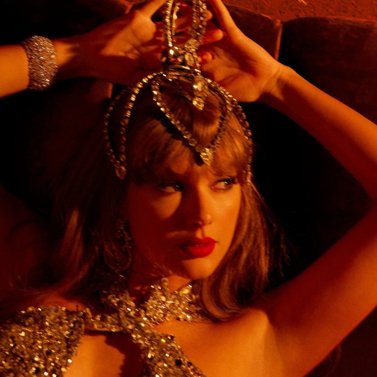 “The Life of a Showgirl” Lyrics: Taylor Swift & Sabrina Carpenter Explore Fame, Fantasy, and the Price of Stardom