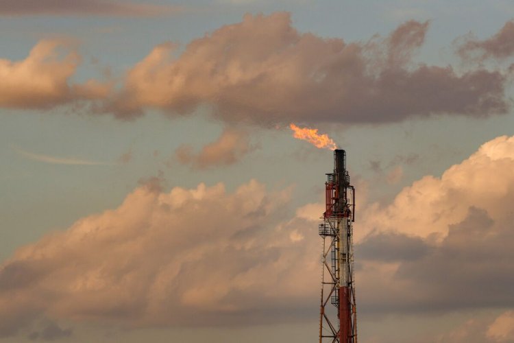 IEA Forecasts Major Oil Glut in 2026 as Supply Outpaces Demand