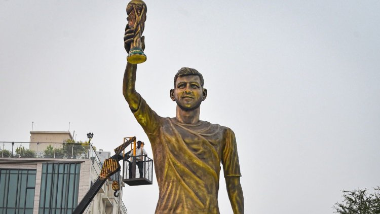Lionel Messi Virtually Unveils 70-Foot Statue in Kolkata, Shah Rukh Khan Joins Fans