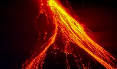 Crater Glow Signals Rising Unrest at Philippines’ Mayon Volcano