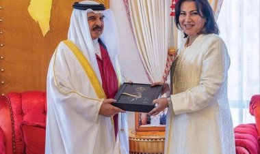 HM King Hamad Receives First Copy of “Isa the Great – Founder of the Modern State”