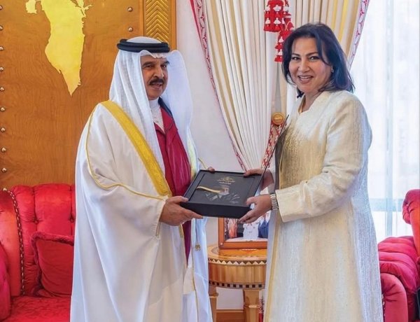 HM King Hamad Receives First Copy of “Isa the Great – Founder of the Modern State”
