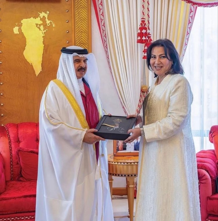HM King Hamad Receives First Copy of “Isa the Great – Founder of the Modern State”