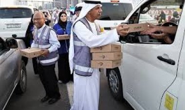 Dubai Police and UAE Food Bank distribute thousands of iftar meals to workers in Al Quoz